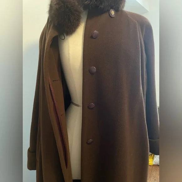 Vintage Wool Coat with Fur neck lining - Picture 5 of 12